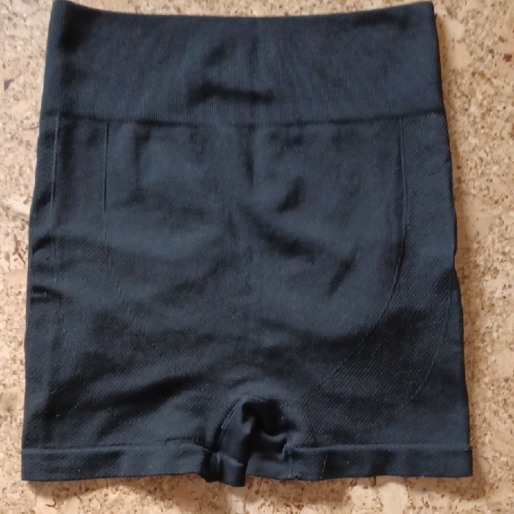 *3 FOR $20 ITEM* Women's Black Seamless Booty Lift Shorts Size L NWOT